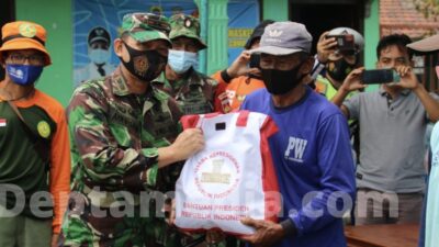 Bantuan Sebanyak 228 Paket Sembako dari Presiden Jokowi Dibagikan di Desa Kosekan