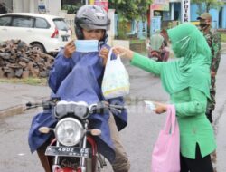 Jumat Berkah, Persit KCK Kodim 0718 Pati Bagi-Bagi 100 Nasi Bungkus dan Masker