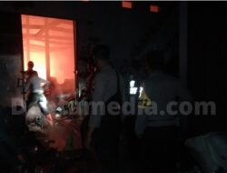 Gudang Plastik Joyo Suro di Desa Semampir Terbakar