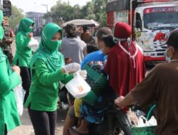Jumat Berkah, Persit Kartika Chandra Kirana Cabang XXXIX Dim 0718/ Pati Bagikan 100 Nasi Kotak