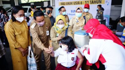 Bupati Bagikan Coklat Kepada Peserta Pelaksanaan Vaksin Usia 6 – 11 Tahun