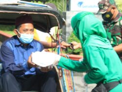 Jumat Berkah, Persit Kartika Chandra Kirana Kodim Pati Bagi 150 Nasi Kotak dan Masker Gratis