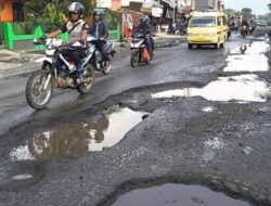 Hujan Datang, Jalan Rusak