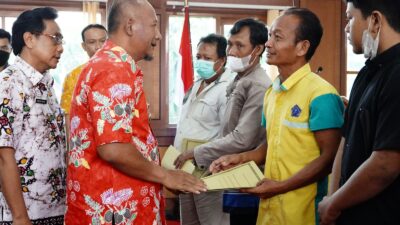 Pj Bupati Serahkan Santunan Kematian Bagi Keluarga Pra Sejahtera