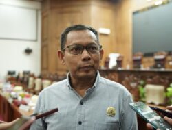 Didampingi Kepala Desa, Penghuni Ruko Desa Semampir Mendatangi Kantor DPRD Pati